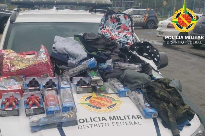 As mulheres levaram brinquedos, roupas e bolsas - (crédito: PMDF/Divulgação) As mulheres levaram brinquedos, roupas e bolsas - (crédito: PMDF/Divulgação)