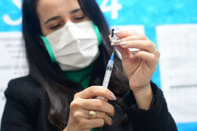  10/01/2022. Crédito: Ed Alves/CB/D.A Press. Brasil. Brasília - DF. Cidades. Vacinação contra o Novo Coronavirus. UBs 04 no Lucio Costa - Guara.  