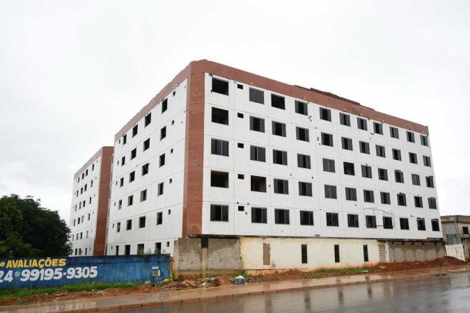  10/01/2022. Crédito: Ed Alves/CB/D.A Press. Brasil. Brasília - DF. Cidades. Contruções e predios em Vicente Pires. Rua 08.