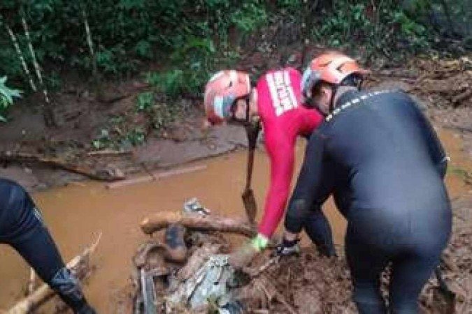 Bombeiros trabalham para encontrar a família - (crédito: Corpo de Bombeiros/divulgação) Bombeiros trabalham para encontrar a família - (crédito: Corpo de Bombeiros/divulgação)