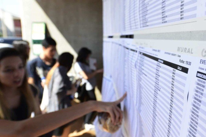  10/06/2017. Crédito: Ed Alves/CB/D.A Press. Brasil. Brasília - DF. Vestibular UnB 2017. Bloco de Sala de Aula Sul - BSAS .
      Caption 