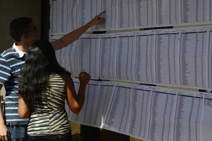  10/06/2017. Crédito: Ed Alves/CB/D.A Press. Brasil. Brasília - DF. Vestibular UnB 2017. Bloco de Sala de Aula Sul - BSAS .
      Caption 