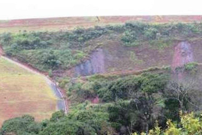 Conforme os moradores de Congonhas, com as chuvas, os vazamentos na área da barragem são constantes - (crédito: Reprodução) Conforme os moradores de Congonhas, com as chuvas, os vazamentos na área da barragem são constantes - (crédito: Reprodução)