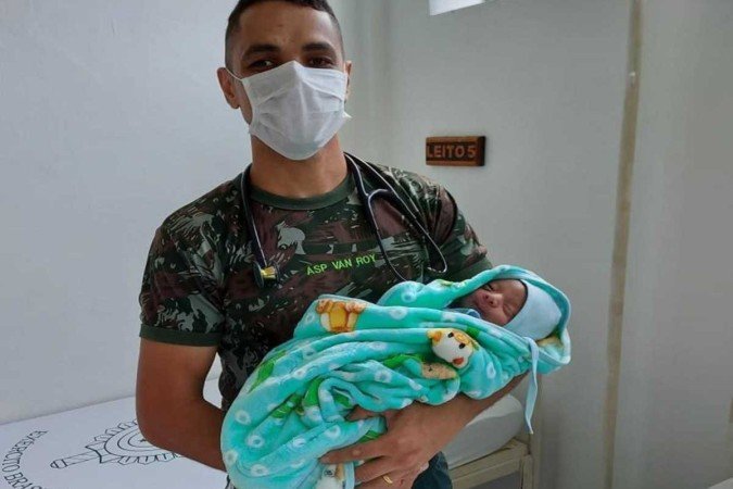 A 16ª Brigada de Infantaria de Selva começou o ano realizando dois partos de emergência na Amazônia - (crédito: Divulgação ) A 16ª Brigada de Infantaria de Selva começou o ano realizando dois partos de emergência na Amazônia - (crédito: Divulgação )