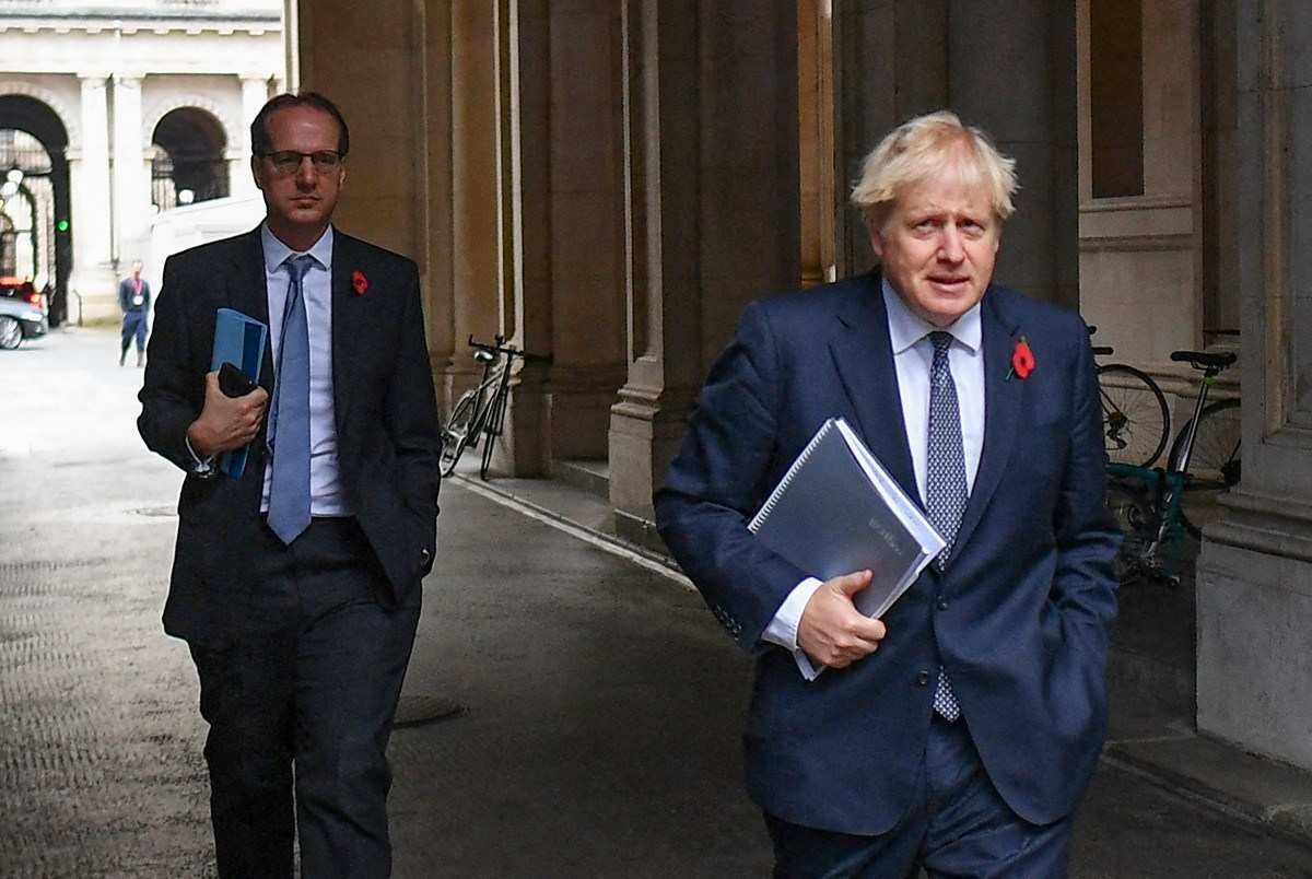  Boris Johnson enfrenta indignação crescente em seu partido por escândalo das festas