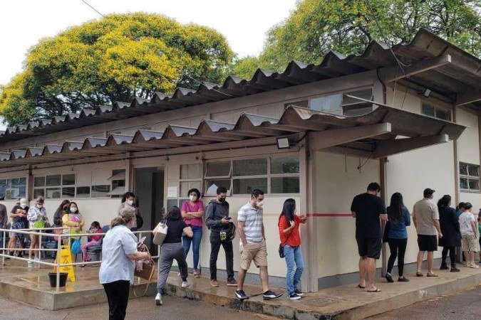 Fila para imunização na 114 Norte. Ao todo, o DF tem 2.313.838 pessoas com a primeira dose, e 2.126.554 moradores da capital estão com o ciclo vacinal concluído - (crédito: Carlos Vieira/CB/D.A.Press) Fila para imunização na 114 Norte. Ao todo, o DF tem 2.313.838 pessoas com a primeira dose, e 2.126.554 moradores da capital estão com o ciclo vacinal concluído - (crédito: Carlos Vieira/CB/D.A.Press)