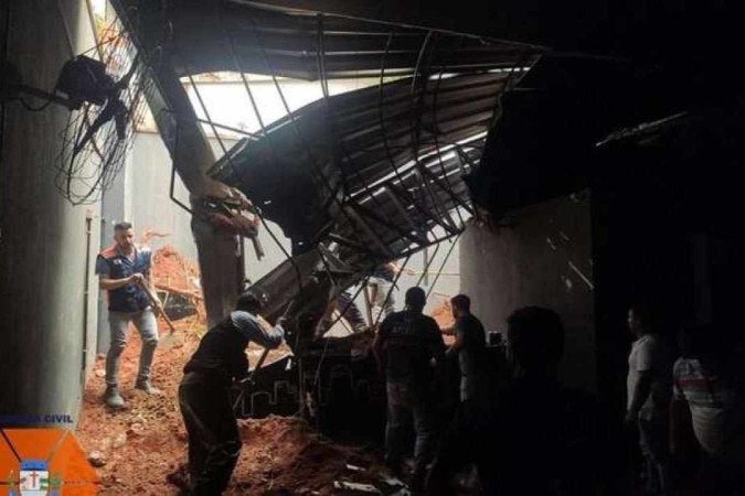 Deslizamento de terra atingiu os fundos de um bar, na Avenida Progresso, em Ervália - (crédito: Prefeitura de Ervália/Divulgação) Deslizamento de terra atingiu os fundos de um bar, na Avenida Progresso, em Ervália - (crédito: Prefeitura de Ervália/Divulgação)