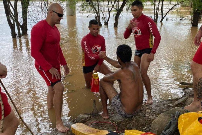 Atuação dos bombeiros do DF em resgate durante missão na Bahia.