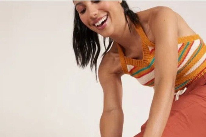 O salto grosso proporciona mais conforto na hora de usar sandália alta. Essa, da Via Mia (R$ 279,90), tem o cabedal trabalhado, que lembra o desenho do modelo pescador, e é confeccionada em couro vegetal