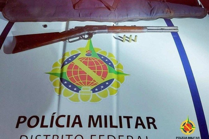 No interior do veículo foi encontrada a arma, uma carabina calibre 44 com três balas - (crédito: PMDF/Divulgação) No interior do veículo foi encontrada a arma, uma carabina calibre 44 com três balas - (crédito: PMDF/Divulgação)
