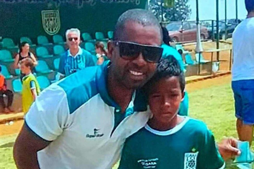 T&eacute;cnico Silas Eduardo ao lado de Endrick nos tempos do atleta nos campos candangos