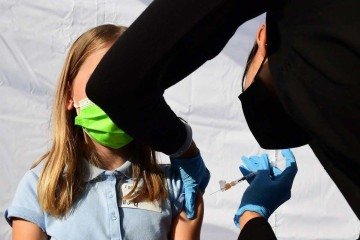 Apesar da decisão da comissão, o tema ainda pode gerar debates, já que o ECA estabelece a obrigatoriedade da vacinação de crianças nos casos indicados por autoridades sanitárias
 -  (crédito: Frederic J. BROWN / AFP)