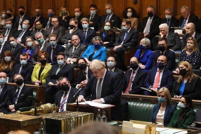 Boris Johnson é sabatinado pelos parlamentares na Câmara dos Comuns, em Londres: escândalo coloca líder na corda bamba 