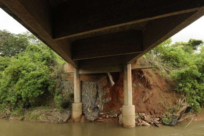 Erosão no barranco próximo aos pilares da ponte do Rio Melchior