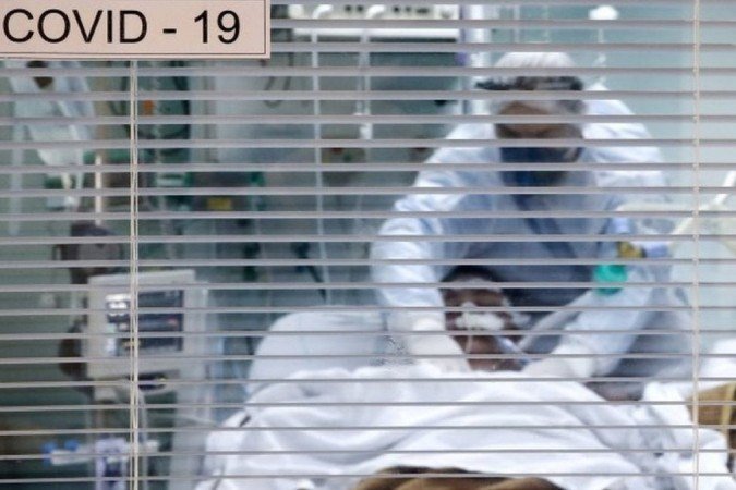Pesquisas mostram altos índices de medo, estresse, ansiedade e depressão entre profissionais da saúde; acima, atendimento em hospital de Porto Alegre em 2020
- (crédito: Reuters/BBC) Pesquisas mostram altos índices de medo, estresse, ansiedade e depressão entre profissionais da saúde; acima, atendimento em hospital de Porto Alegre em 2020
- (crédito: Reuters/BBC)