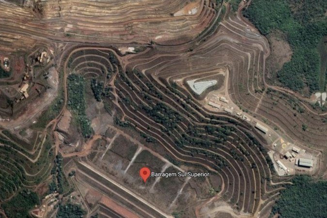 Imagem aérea da barragem Forquilha III, também operada pela Vale e que, segundo a ANM, está em nível 3 de emergência.
- Imagem aérea da barragem Forquilha III, também operada pela Vale e que, segundo a ANM, está em nível 3 de emergência.
-