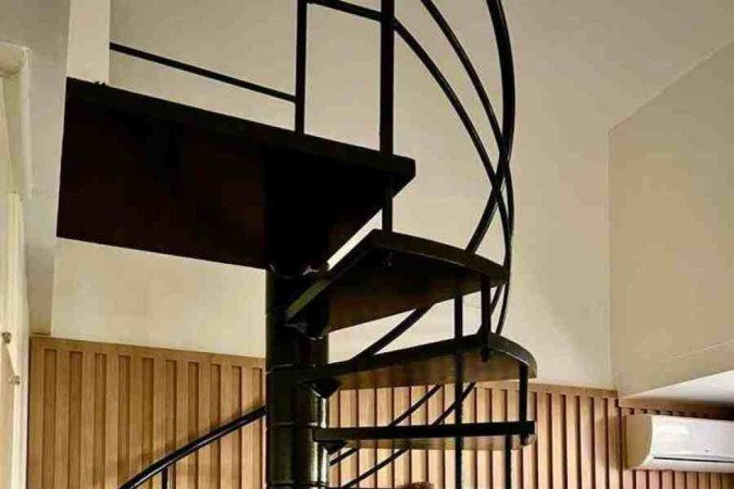 Escada caracol em loft no Sudoeste
