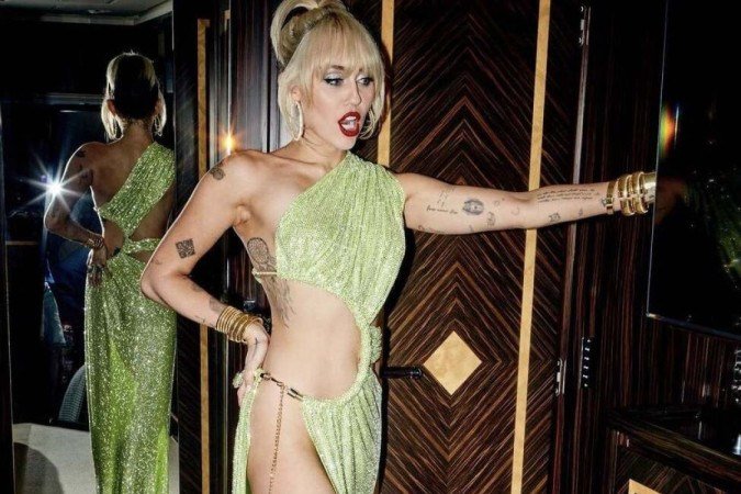 A cantora Miley Cyrus passou a virada do ano apostando em diversas tendências, o verde, o brilho e o vestido cut out 
