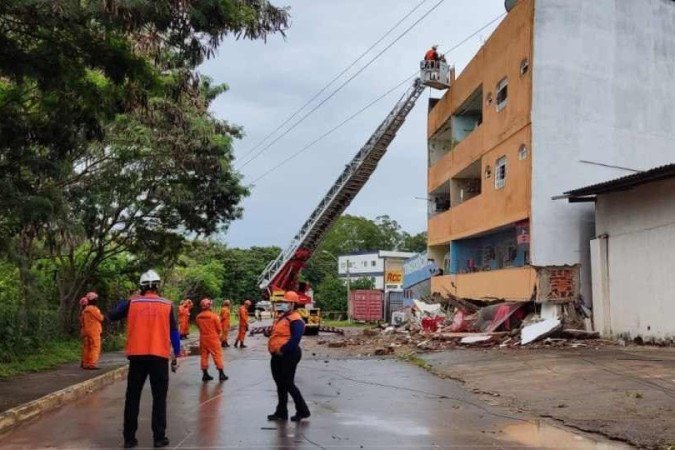 Escada magia do Corpo de Bombeiros Militar do Distrito Federal (CBMDF) leva dois agentes da Defesa Civil para avaliarem condições de apartamentos de prédio desabado em Taguatinga Sul