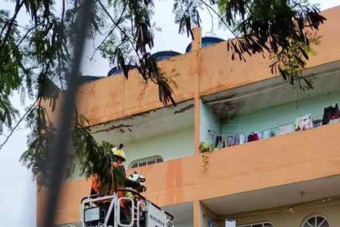 Escada magia do Corpo de Bombeiros Militar do Distrito Federal (CBMDF) leva dois agentes da Defesa Civil para avaliarem condições de apartamentos de prédio desabado em Taguatinga Sul