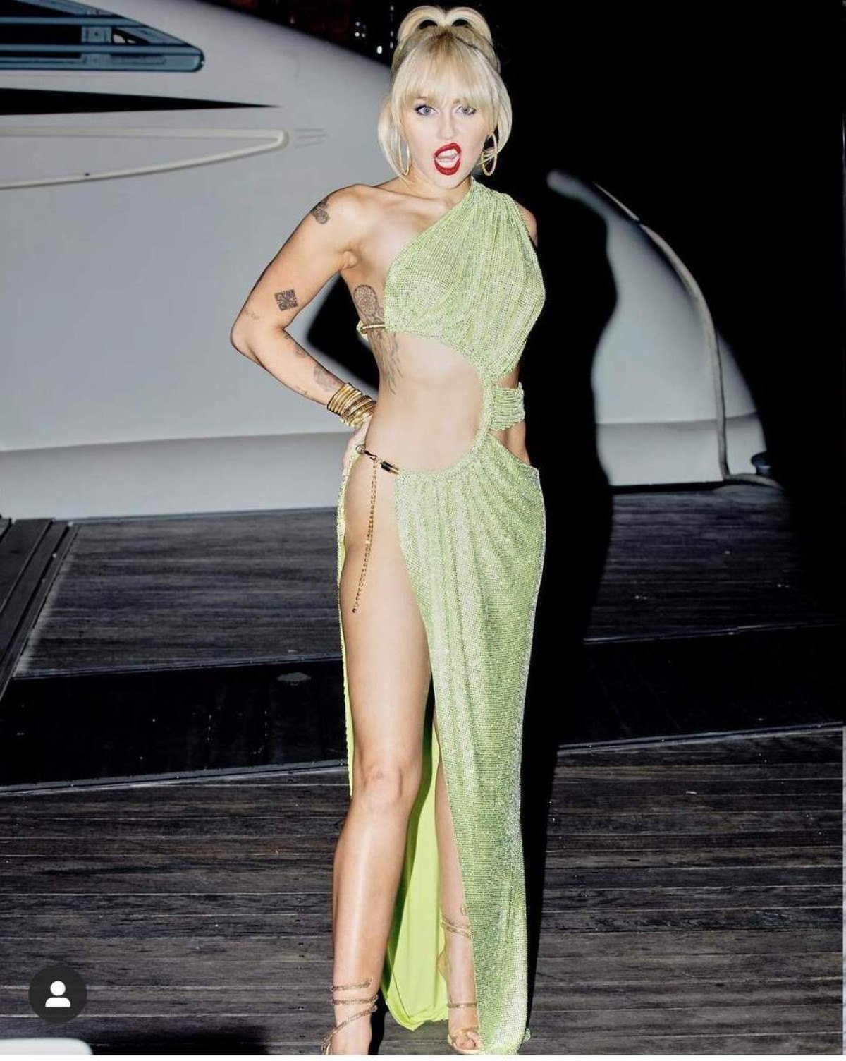 A cantora Miley Cyrus passou a virada do ano apostando em diversas tendências, o verde, o brilho e o vestido cut out 