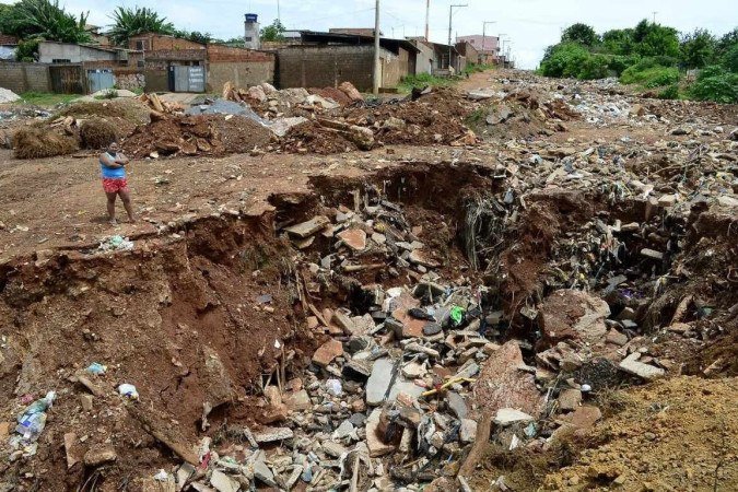  Erosão no Sol Nascente, no Distrito Federal, e deslizamento em Petrópolis, no Rio: faltam planejamento e qualidade de vida