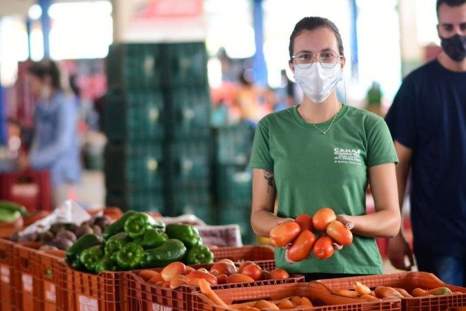 Larice Xavier, funcionária da Distribuidora de Verduras Canaã, no Novo Gama (GO), relata aumento nos preços por conta da diminuição das colheitas