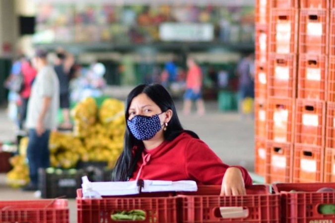 Agricultora do Núcleo Rural Santos Dumont, Cintia de Moraes percebe o reflexo das chuvas nos preços finais dos produtos