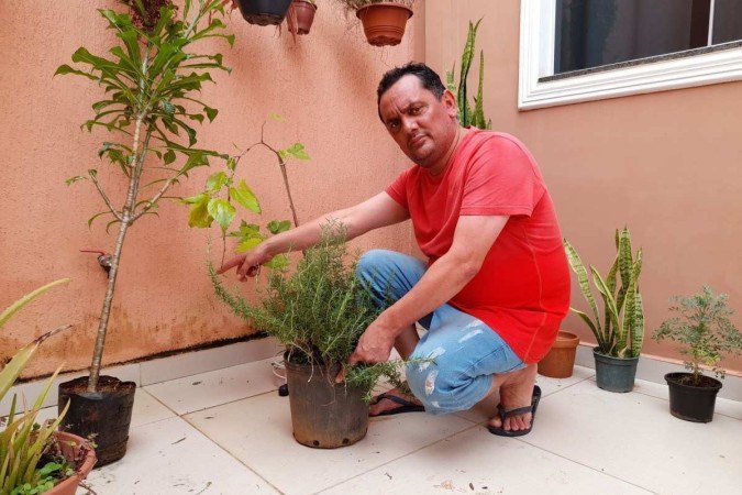 Cláudio Pádua ao lado das plantas onde encontrou os escorpiões