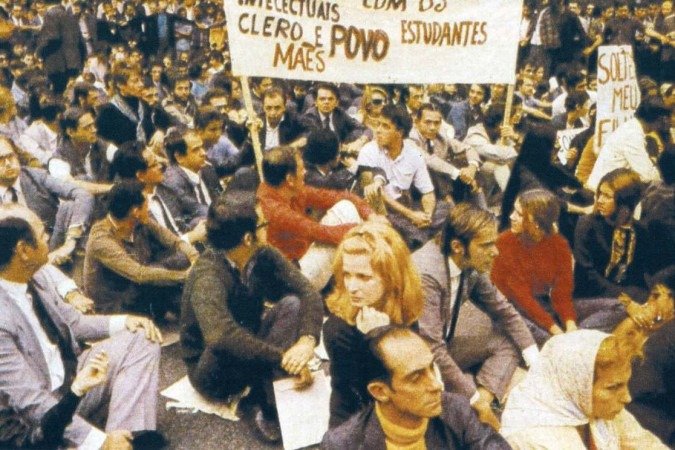 Foto inédita de Clarice Lispector (lenço na cabeça) na Passeata dos Cem Mil em 1968 