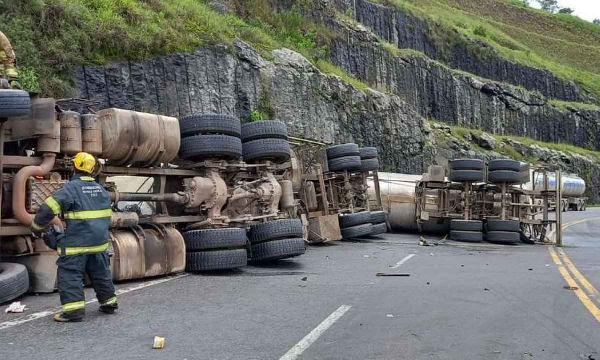 Homem fica mais de 2h preso às ferragens após carreta tombar em Minas