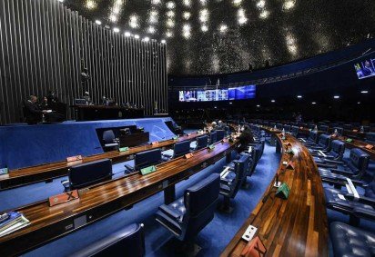 Na versão original, o quinquênio é devido ao tempo de serviço. A justificativa à 'dedicação exclusiva' seria de que os magistrados e procuradores, ao contrário de outras carreiras públicas, não poderiam atuar na advocacia, mas exclusivamente nas respectivas funções públicas -  (crédito: Jefferson Rudy/Agência Senado)