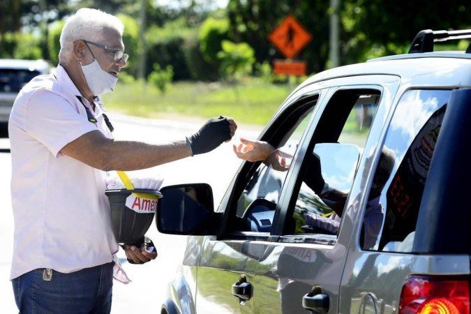 Luiz dos Santos vende amendoim próximo ao Sudoeste