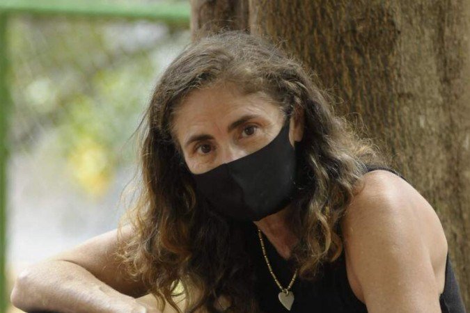 A prefeita da SQS 213, Valquíria Souza Teixeira troca informações de prevenção pelo WhatsApp - (crédito: Carlos Vieira/CB) A prefeita da SQS 213, Valquíria Souza Teixeira troca informações de prevenção pelo WhatsApp - (crédito: Carlos Vieira/CB)