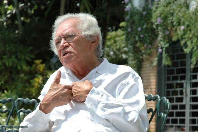   Brasil. Brasilia - DF. Pauta: Poeta Thiago de Mello. 17/04/2006. Credito: Breno Fortes/CB. Poeta Thiago de Mello ao lado de uma piscina.19 abr. 2006. Caderno C, capa.
      Caption 