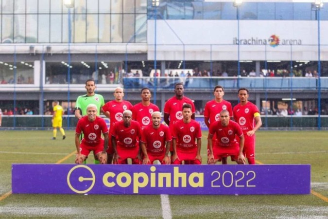 Duas Equipes De Futebol Profissional Saindo Do Campo Após O Jogo