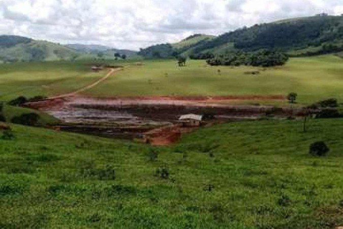 lBarragem se rompeu próximo ao aeroporto de Ouro Fino - (crédito: Corpo de Bombeiros/Divulgação) lBarragem se rompeu próximo ao aeroporto de Ouro Fino - (crédito: Corpo de Bombeiros/Divulgação)