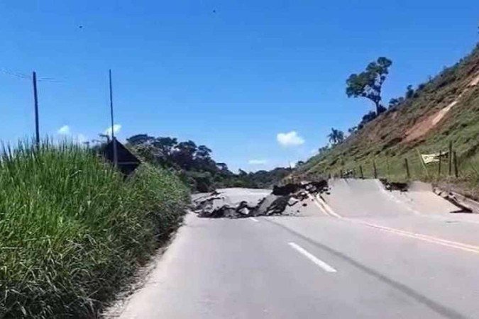 O trecho de aproximadamente 100 metros, no KM 321, foi engolido por uma cratera - (crédito: Reprodução redes sociais ) O trecho de aproximadamente 100 metros, no KM 321, foi engolido por uma cratera - (crédito: Reprodução redes sociais )