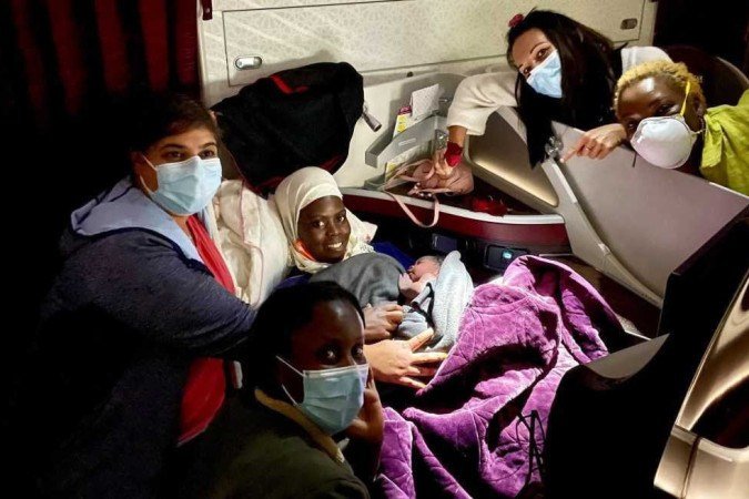 Médica conta que ficou emocionada ao saber que a mãe daria seu nome à recém-nascida -  (crédito: @AishaKhatib/Twitter/Reprodução)