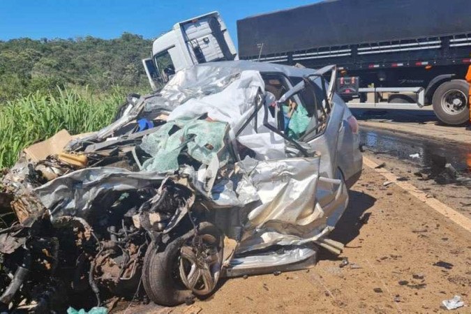homem morre em acidente envolvendo veículo de passeio e carreta na DF-251  -  (crédito: Divulgação/CBMDF)