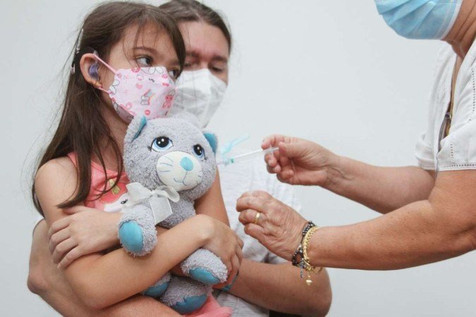 Renan e Júlia Boscariol. Vacinação pediátrica teve início na manhã deste domingo (16/1) para crianças de 11 anos ou a partir de 5 anos com comorbidades. 
    