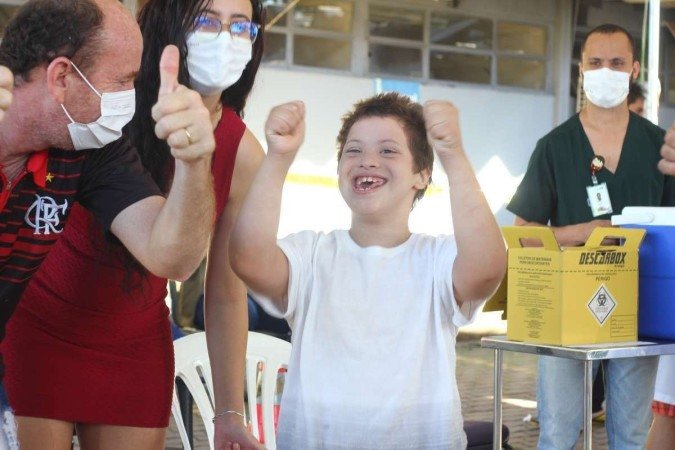 Vacinação pediátrica teve início na manhã deste domingo (16/1) para crianças de 11 anos ou a partir de 5 anos com comorbidades. 
    