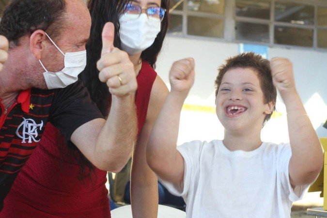 Arthur Silva Alves, 9 anos, portador de síndrome de down comemorando a primeira dose da vacina - (crédito: Barbara Cabral/Esp.CB) Arthur Silva Alves, 9 anos, portador de síndrome de down comemorando a primeira dose da vacina - (crédito: Barbara Cabral/Esp.CB)