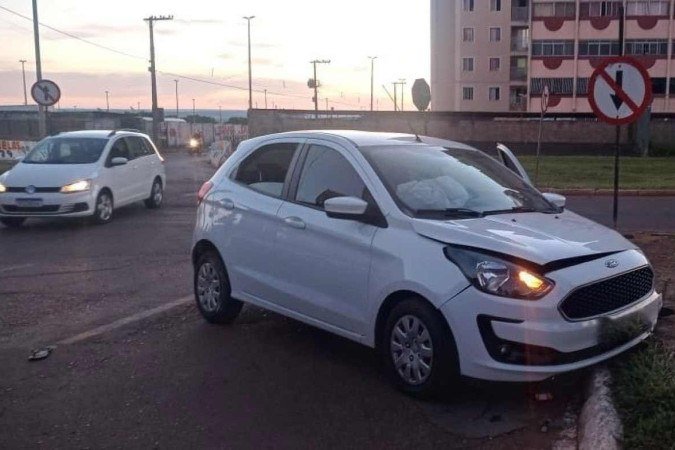 Na altura da QNN 2/4, a mulher colidiu contra outro Ford Ka, que estava estacionado. Os dois homens saíram correndo do carro e subiram nos telhados das casas do conjunto I da QNN 4 - (crédito: PMDF/Divulgação) Na altura da QNN 2/4, a mulher colidiu contra outro Ford Ka, que estava estacionado. Os dois homens saíram correndo do carro e subiram nos telhados das casas do conjunto I da QNN 4 - (crédito: PMDF/Divulgação)