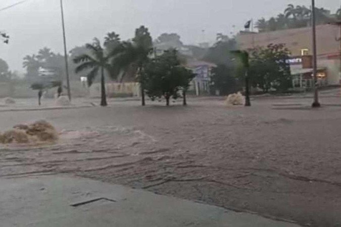 Avenida Rondon Pacheco foi a mais afetada pela chuva deste domingo - (crédito: Reprodução / Redes sociais ) Avenida Rondon Pacheco foi a mais afetada pela chuva deste domingo - (crédito: Reprodução / Redes sociais )