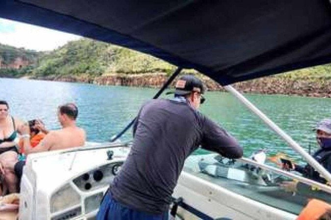 Na entrada dos cânions, Marinha fiscaliza todas as embarcações