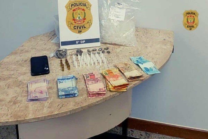 Foram encontradas oito munições calibre 380, dez porções de maconha, 39 tubos de cocaína, um celular e R$981, em espécie. - (crédito: PCDF/Divulgação) Foram encontradas oito munições calibre 380, dez porções de maconha, 39 tubos de cocaína, um celular e R$981, em espécie. - (crédito: PCDF/Divulgação)