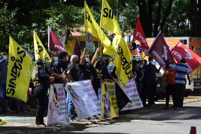 Manifestação de servidores por reajuste salarial em frente ao Banco Central nesta terça-feira (18/1) - (crédito: Marcelo Ferreira/CB/DA.PRESS) Manifestação de servidores por reajuste salarial em frente ao Banco Central nesta terça-feira (18/1) - (crédito: Marcelo Ferreira/CB/DA.PRESS)