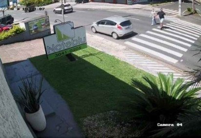 Câmeras de segurança flagraram momento em que pai e filha são atingidos por carro -  (crédito: WhatsApp/Reprodução)