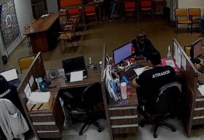 Mulher foi flagrada utilizando máquina de cartão própria para fazer as cobranças -  (crédito: PCDF/Divulgação)